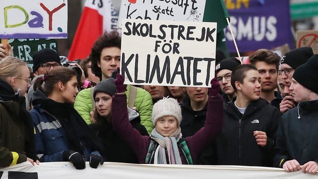 Greta Thunberg (M) nimmt an der Fridays-for-Future-Demonstration in Hamburg teil. Greta Thunberg (M) nimmt an der Fridays-for-Future-Demonstration in Hamburg teil.