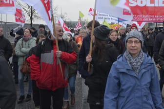 Menschen bei einer Demonstration in Kiel: Mitarbeiter des UKSH wollen bessere Arbeitsbedingungen.