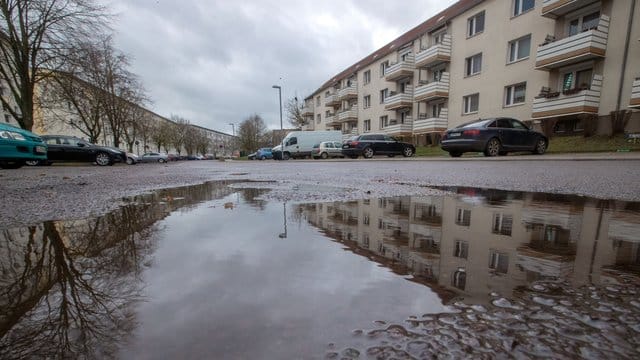 Bei einem Polizeieinsatz in Boizenburg an der Elbe ist ein Polizist angeschossen worden. Bei einem Polizeieinsatz in Boizenburg an der Elbe ist ein Polizist angeschossen worden.
