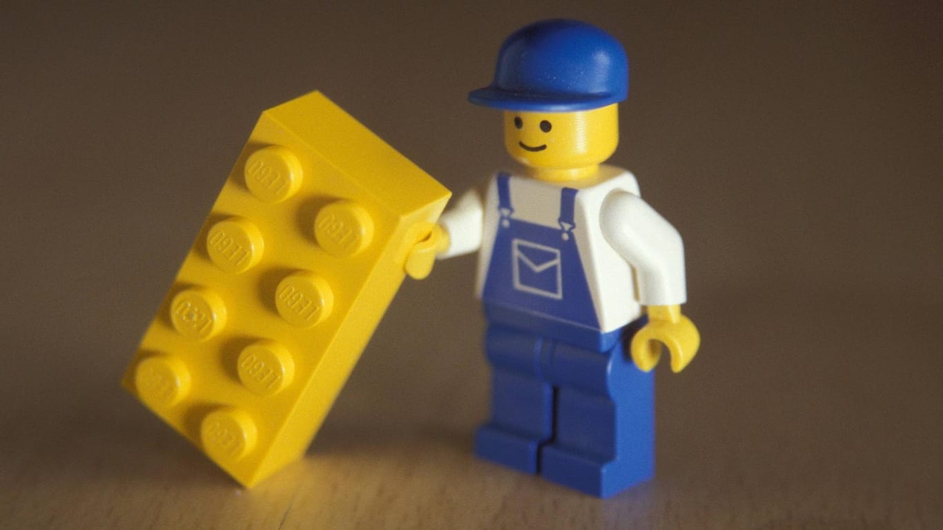 Ein Lego-Männchen mit einem Legostein: Der Erfinder der kleine Figuren ist im Alter von 78 Jahren gestorben.