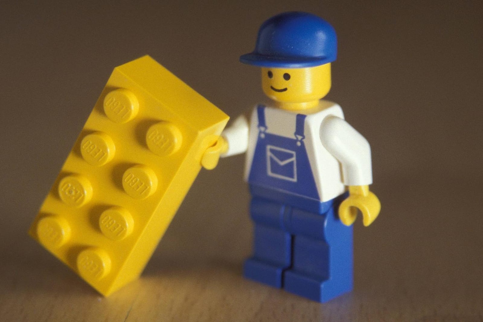Ein Lego-Männchen mit einem Legostein: Der Erfinder der kleine Figuren ist im Alter von 78 Jahren gestorben. Ein Lego-Männchen mit einem Legostein: Der Erfinder der kleine Figuren ist im Alter von 78 Jahren gestorben.