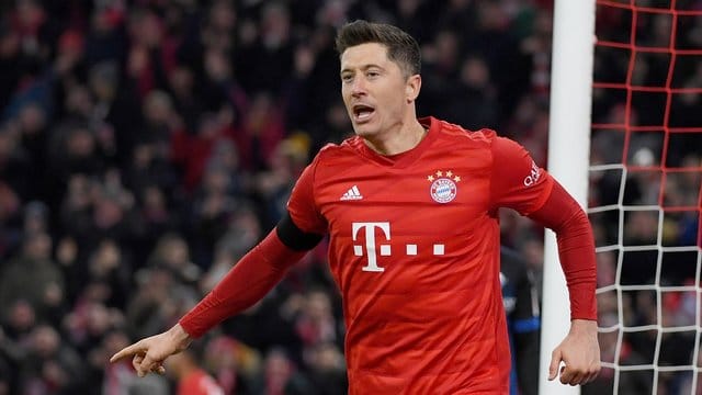 Robert Lewandowski jubelt über sein Tor zum 3:2 gegen den SC Paderborn.