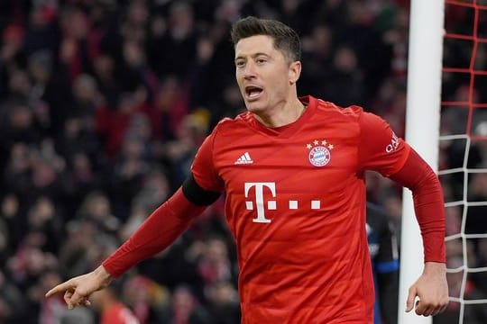 Robert Lewandowski jubelt über sein Tor zum 3:2 gegen den SC Paderborn.