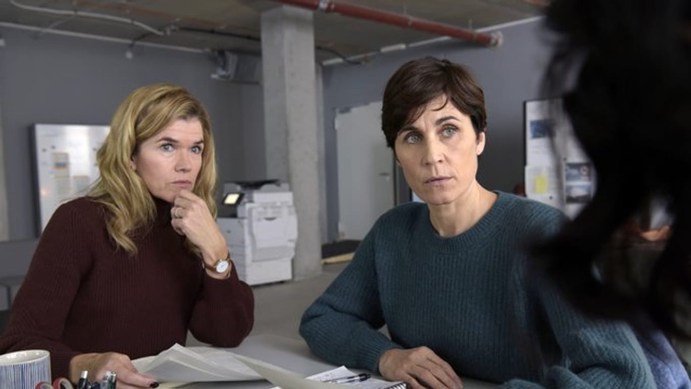 Karin (Anke Engelke, l) und Rommy (Nina Kunzendorf) recherchieren als investigative Journalistinnen.