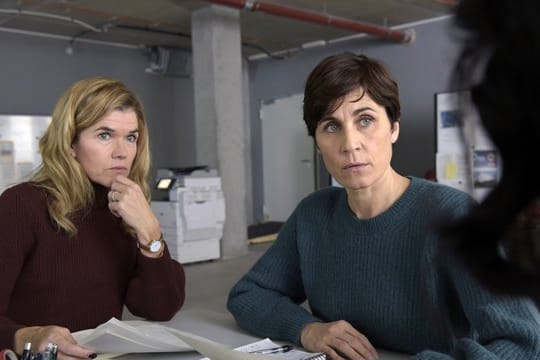 Karin (Anke Engelke, l) und Rommy (Nina Kunzendorf) recherchieren als investigative Journalistinnen.