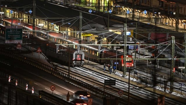 Am italienisch-österreichischen Grenzübergang Brenner warten mehrere hundert Bahnpassagiereauf auf ihre Weiterreise.