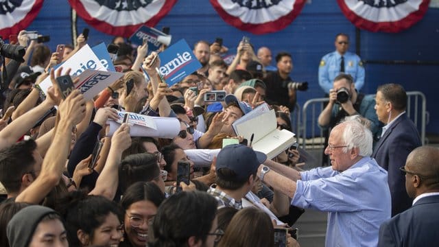 Bernie Sanders gibt Autogramme an einer Schule im kalifornischen Santa Ana. Bernie Sanders gibt Autogramme an einer Schule im kalifornischen Santa Ana.