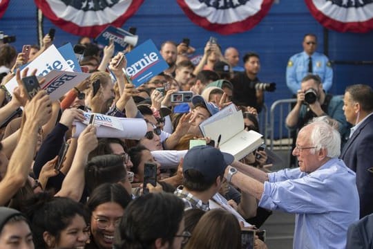 Bernie Sanders gibt Autogramme an einer Schule im kalifornischen Santa Ana.