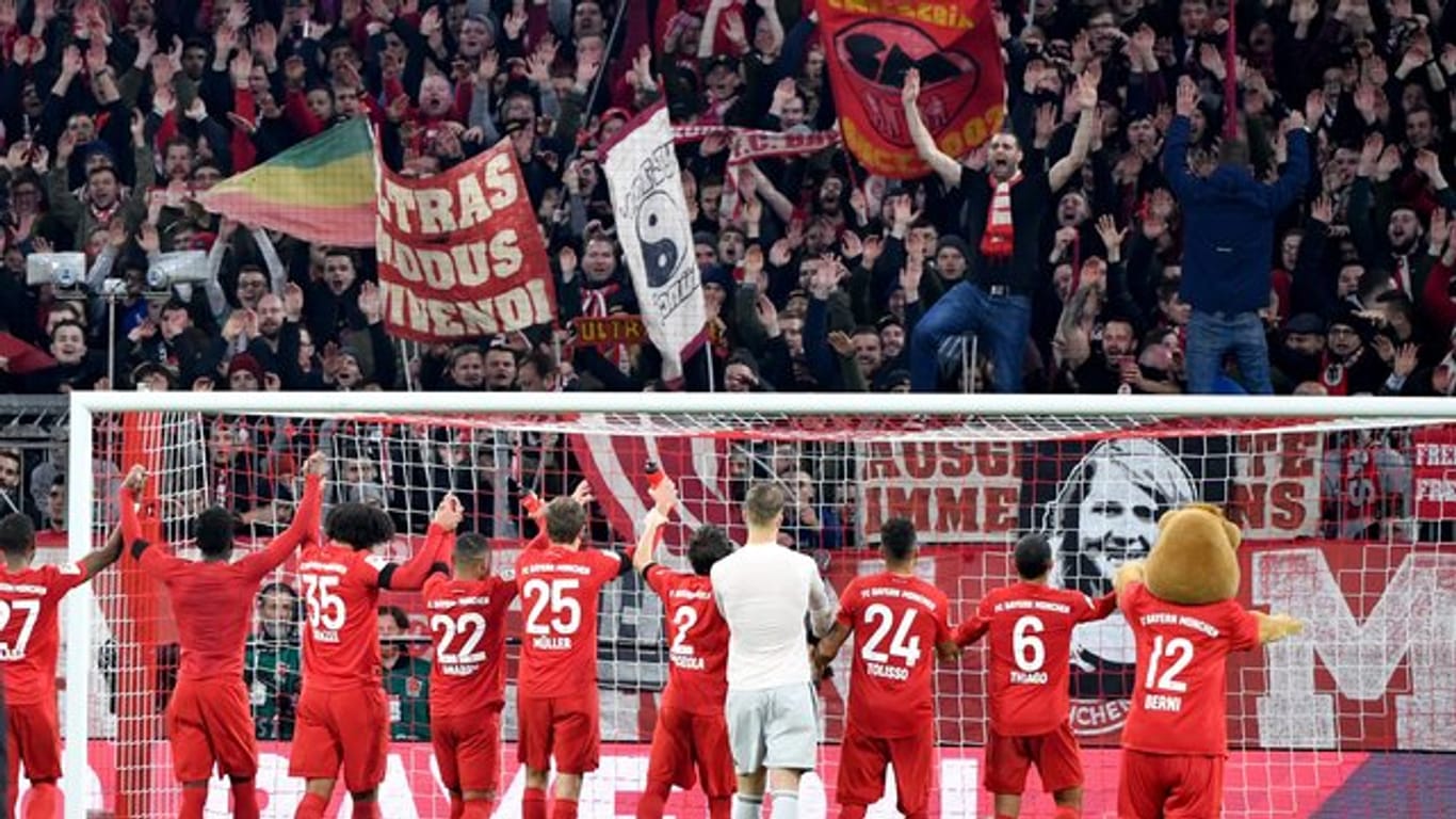 Jubel bei Fans und Spielern: Der FC Bayern hat mit 3:2 gewonnen.