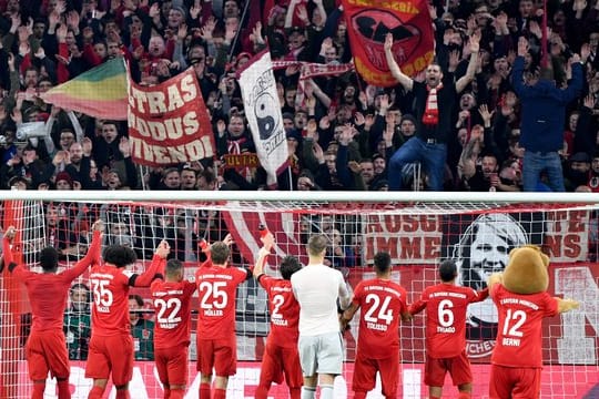 Jubel bei Fans und Spielern: Der FC Bayern hat mit 3:2 gewonnen.