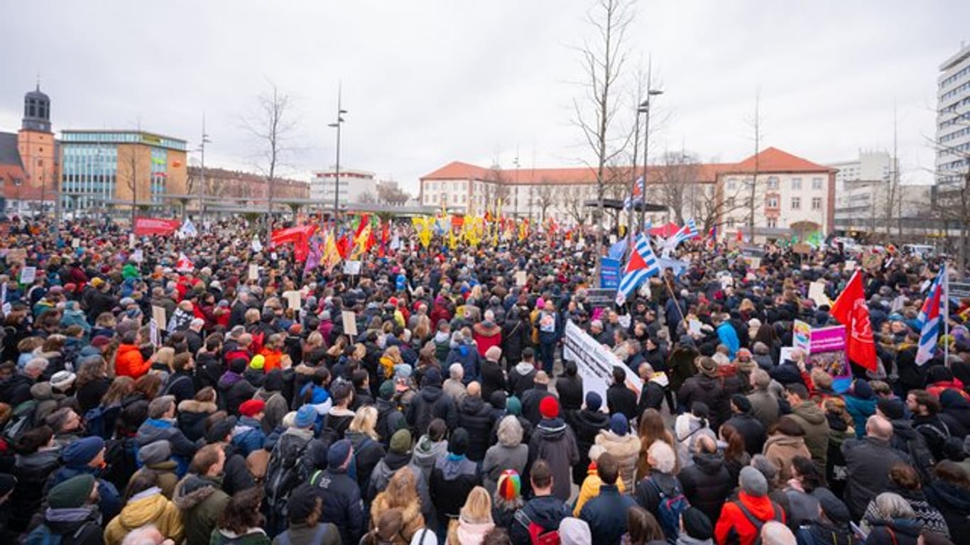 Tausende Menschen demonstrieren auf dem Hanauer Freiheitsplatz gegen Hetze und Hass.