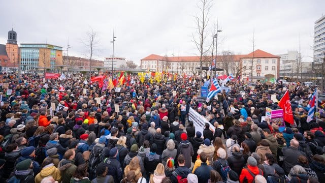 Tausende Menschen demonstrieren auf dem Hanauer Freiheitsplatz gegen Hetze und Hass. Tausende Menschen demonstrieren auf dem Hanauer Freiheitsplatz gegen Hetze und Hass.