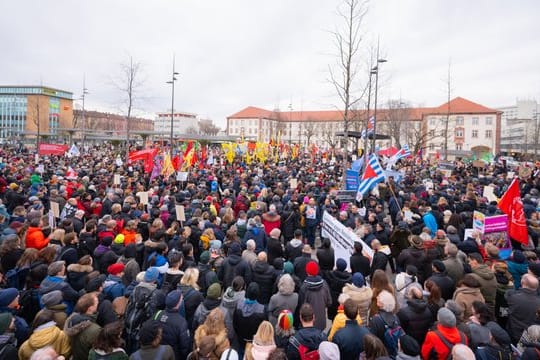 Tausende Menschen demonstrieren auf dem Hanauer Freiheitsplatz gegen Hetze und Hass.