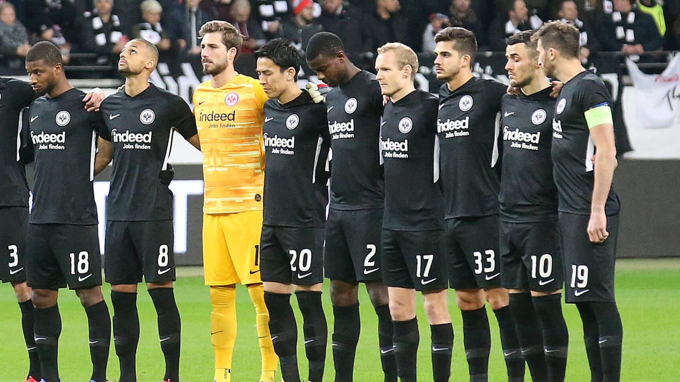 Die Spieler von Eintracht Frankfurt bei einer Schweigeminute: Die Reaktionen im Fußball könnten größer sein, meint Jan Rosenthal.