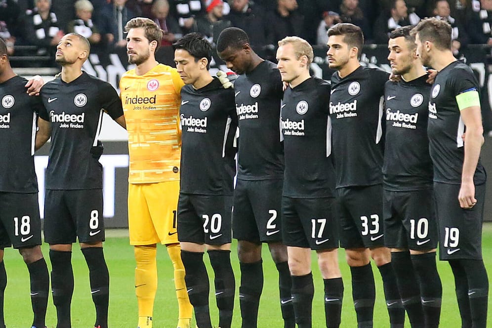 Die Spieler von Eintracht Frankfurt bei einer Schweigeminute: Die Reaktionen im Fußball könnten größer sein, meint Jan Rosenthal.