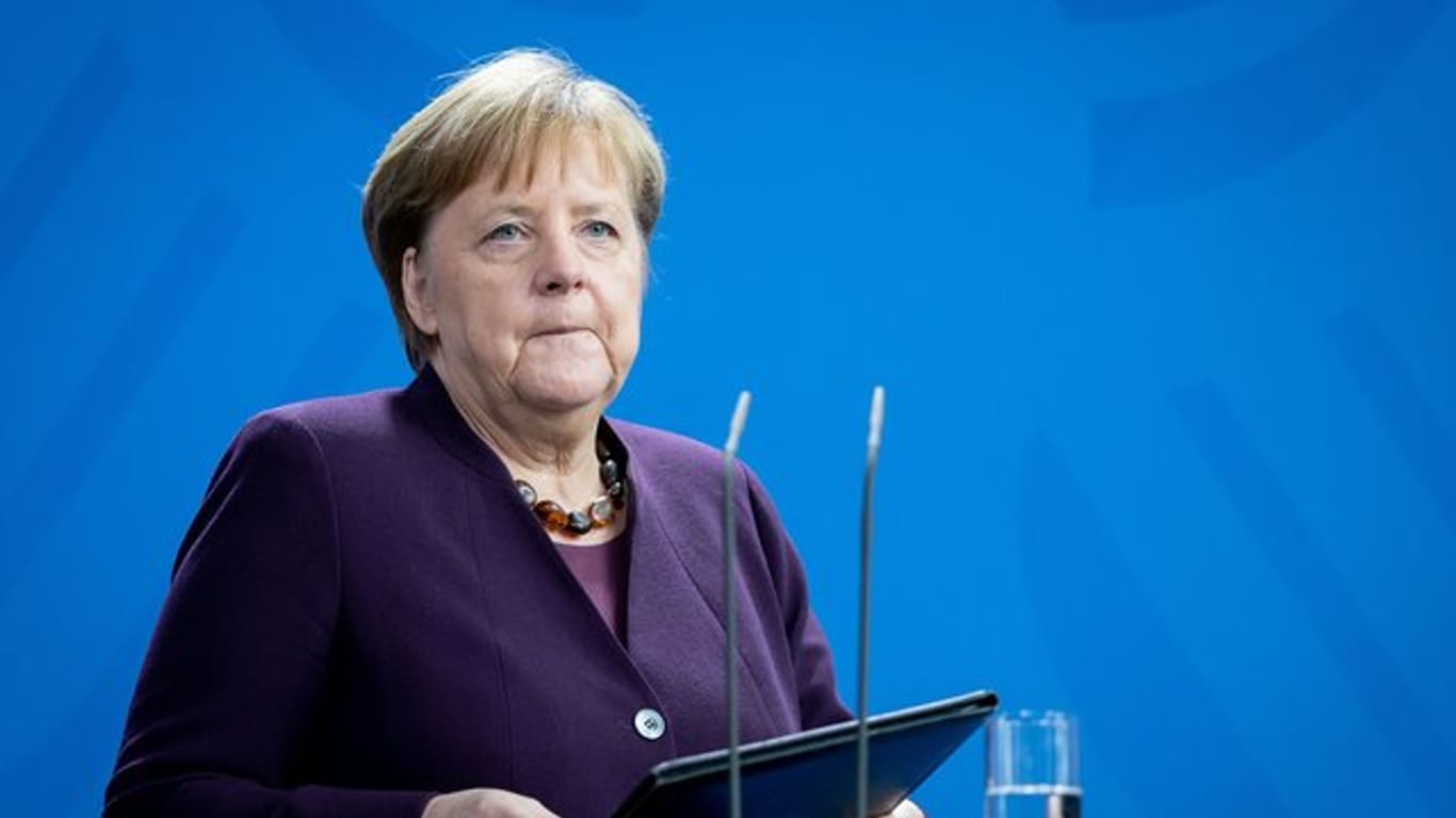 Angela Merkel hat zusammen mit ihrem Rückzug vom CDU-Vorsitz bereits im Oktober 2018 angekündigt, dass sie nicht für eine weitere Amtszeit im Kanzleramt zur Verfügung steht.