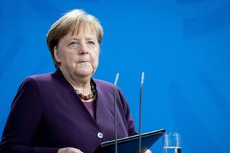 Angela Merkel hat zusammen mit ihrem Rückzug vom CDU-Vorsitz bereits im Oktober 2018 angekündigt, dass sie nicht für eine weitere Amtszeit im Kanzleramt zur Verfügung steht.