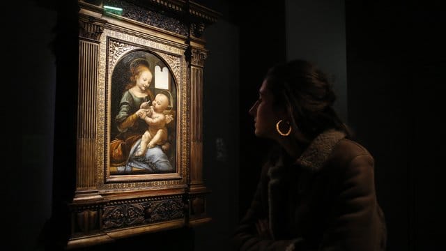 Eine Besucherin schaut sich das Gemälde "Madonna Benois" von Leonardo Da Vinci im Pariser Louvre an. Eine Besucherin schaut sich das Gemälde "Madonna Benois" von Leonardo Da Vinci im Pariser Louvre an.