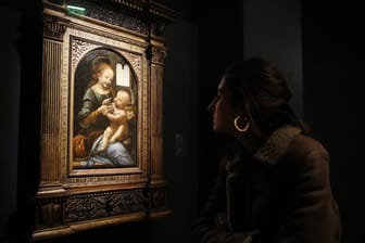 Eine Besucherin schaut sich das Gemälde "Madonna Benois" von Leonardo Da Vinci im Pariser Louvre an.