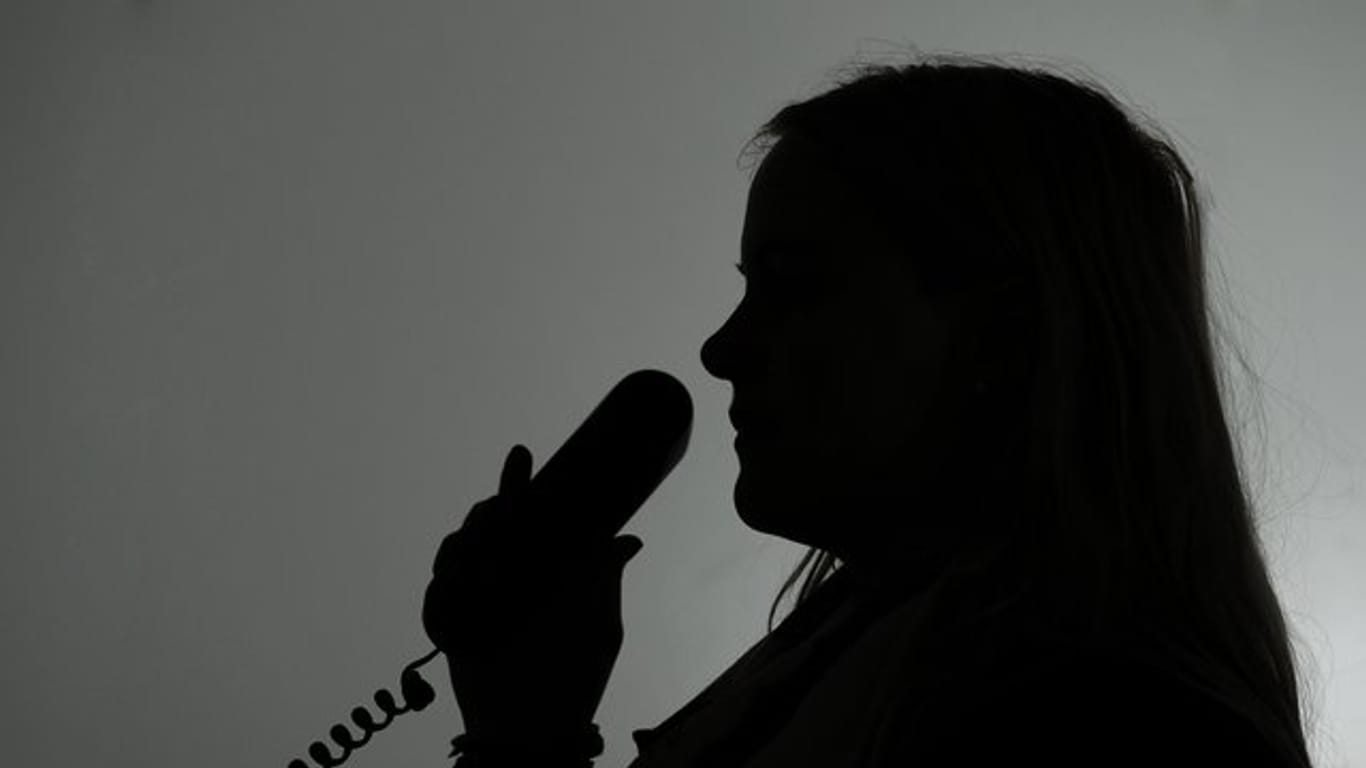 Telefonphobie ist gerade bei jungen Menschen verbreitet; junge Frauen leiden häufiger darunter als Männer.