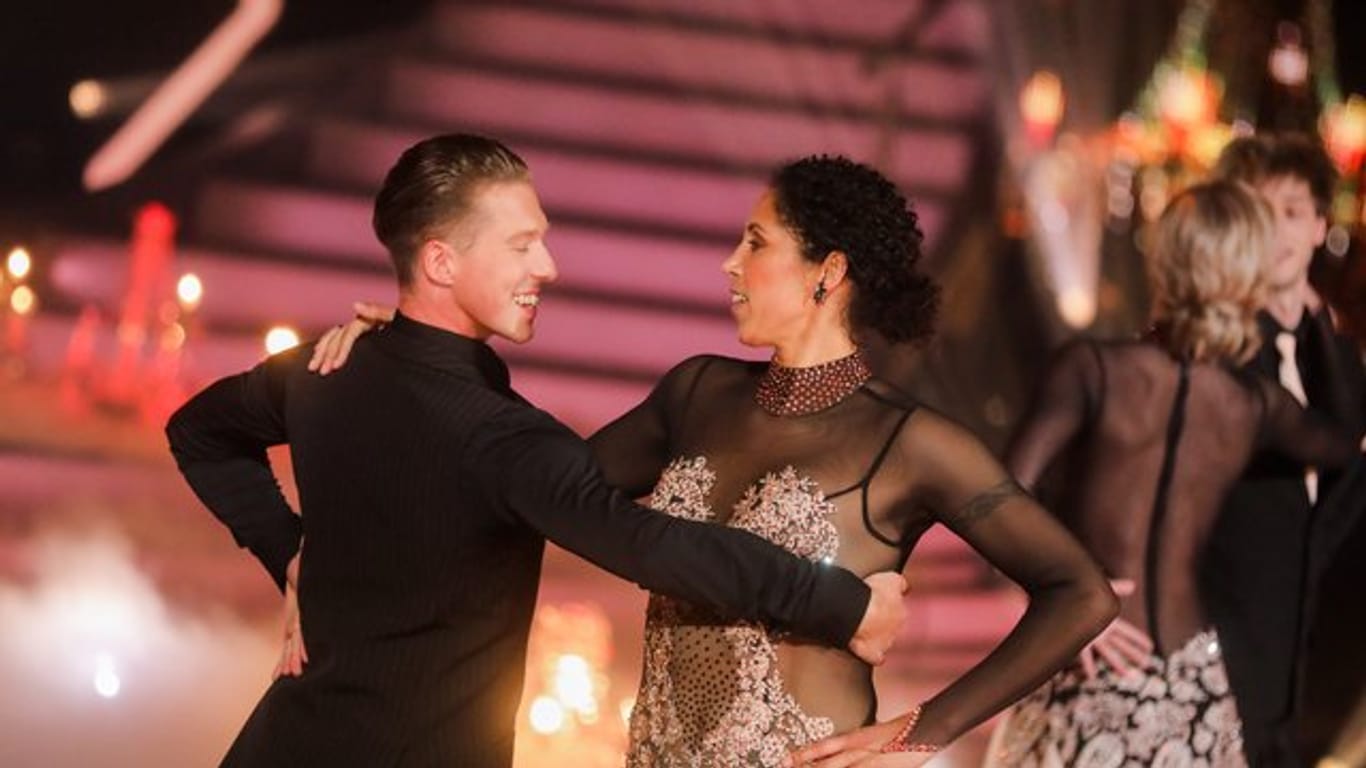 Ex-Fußballerin Steffi Jones und Valentin Lusin tanzen in der RTL-Tanzshow "Let's Dance" im Coloneum.