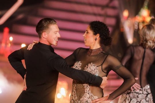 Ex-Fußballerin Steffi Jones und Valentin Lusin tanzen in der RTL-Tanzshow "Let's Dance" im Coloneum.