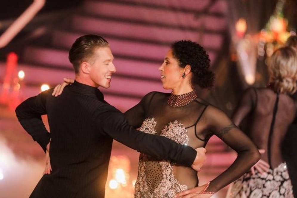 Ex-Fußballerin Steffi Jones und Valentin Lusin tanzen in der RTL-Tanzshow "Let's Dance" im Coloneum.
