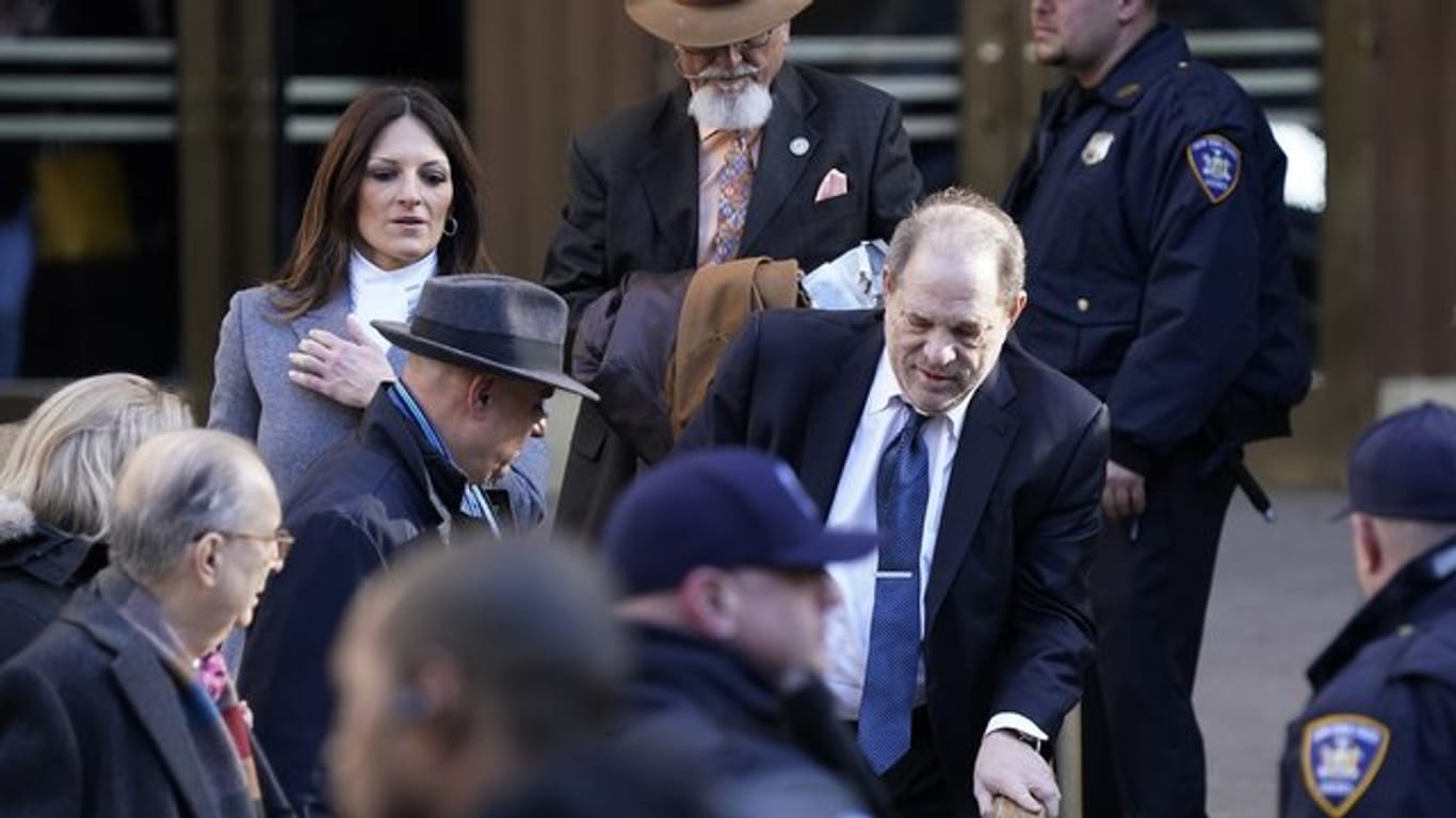 Harvey Weinstein (r), Filmproduzent aus den USA, verlässt das Gericht in Begleitung seiner Anwältin Donna Rotunno (l).