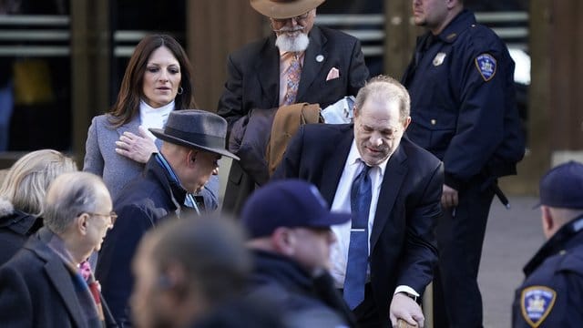 Harvey Weinstein (r), Filmproduzent aus den USA, verlässt das Gericht in Begleitung seiner Anwältin Donna Rotunno (l). Harvey Weinstein (r), Filmproduzent aus den USA, verlässt das Gericht in Begleitung seiner Anwältin Donna Rotunno (l).