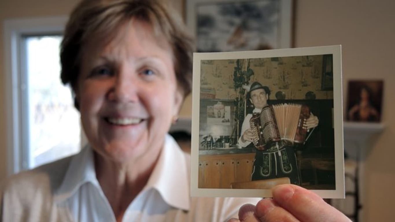 Celeste Sweeney zeigt ein Foto von einem Musikanten, das nach ihrer Erinnerung 1965 im Hofbräuhaus aufgenommen wurde.