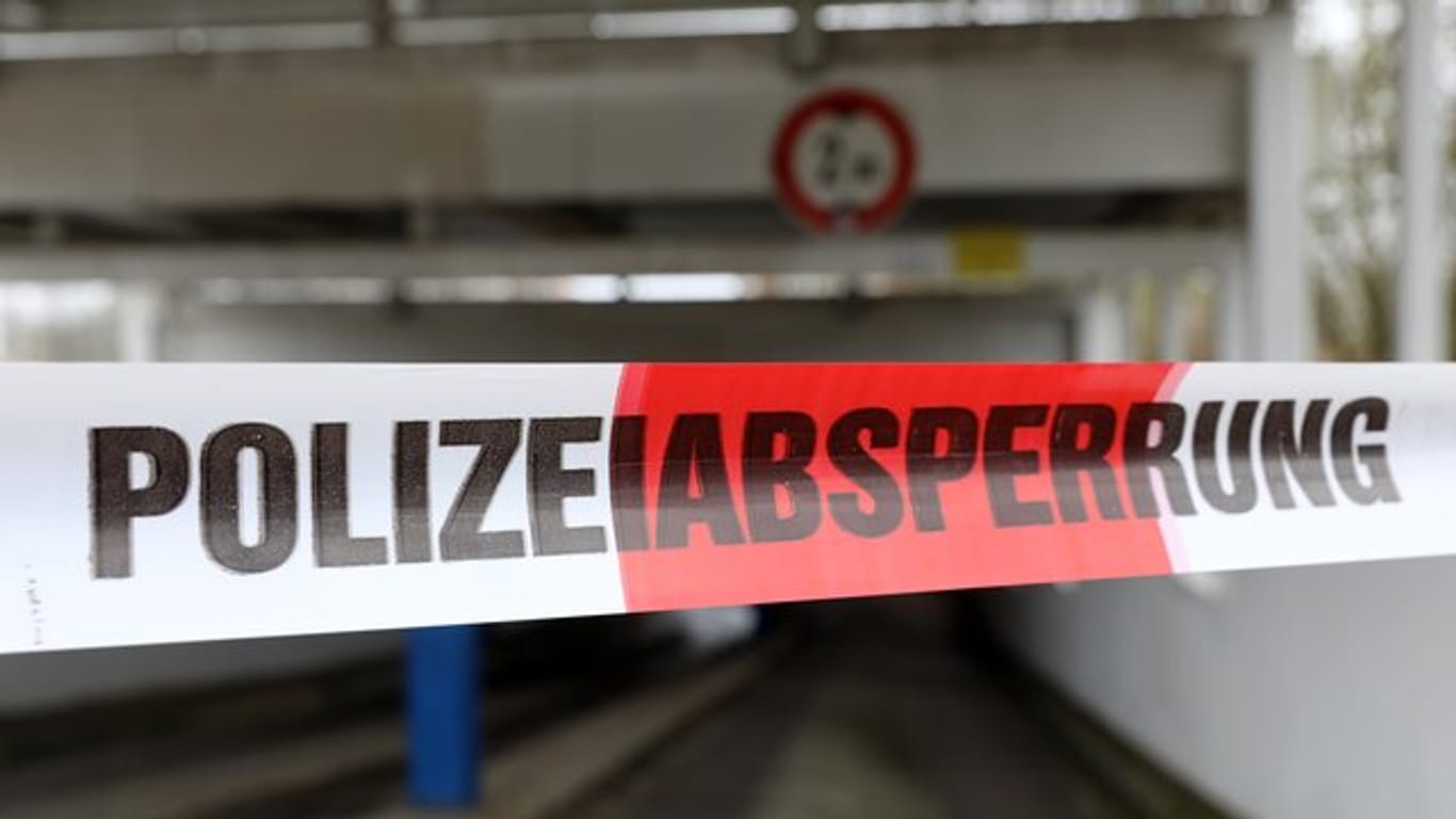 Eine 38 Jahre alte Frau hat in Manching mutmaßlich ihre Kinder getötet und sich dann in einem Treppenhaus in die Tiefe gestürzt (Symbol).