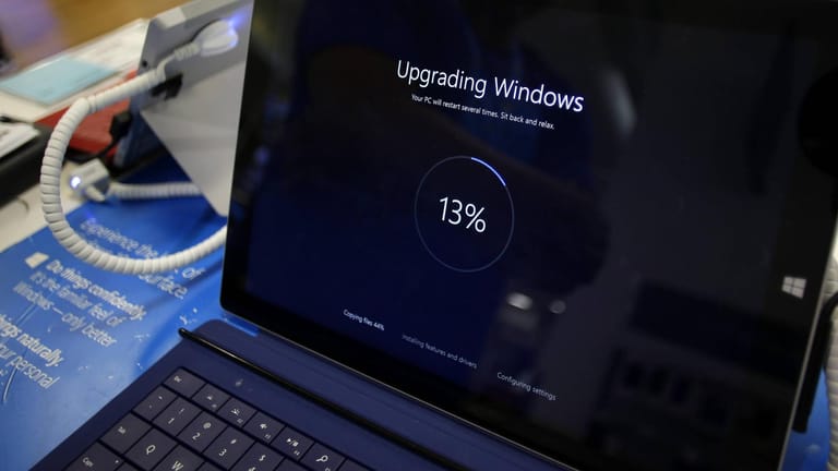 Ein Computer, auf dem gerade ein Windows-Upgrade ausgeführt wird: Bei Installationen verlangt Windows jetzt eine Online-Registrierung.