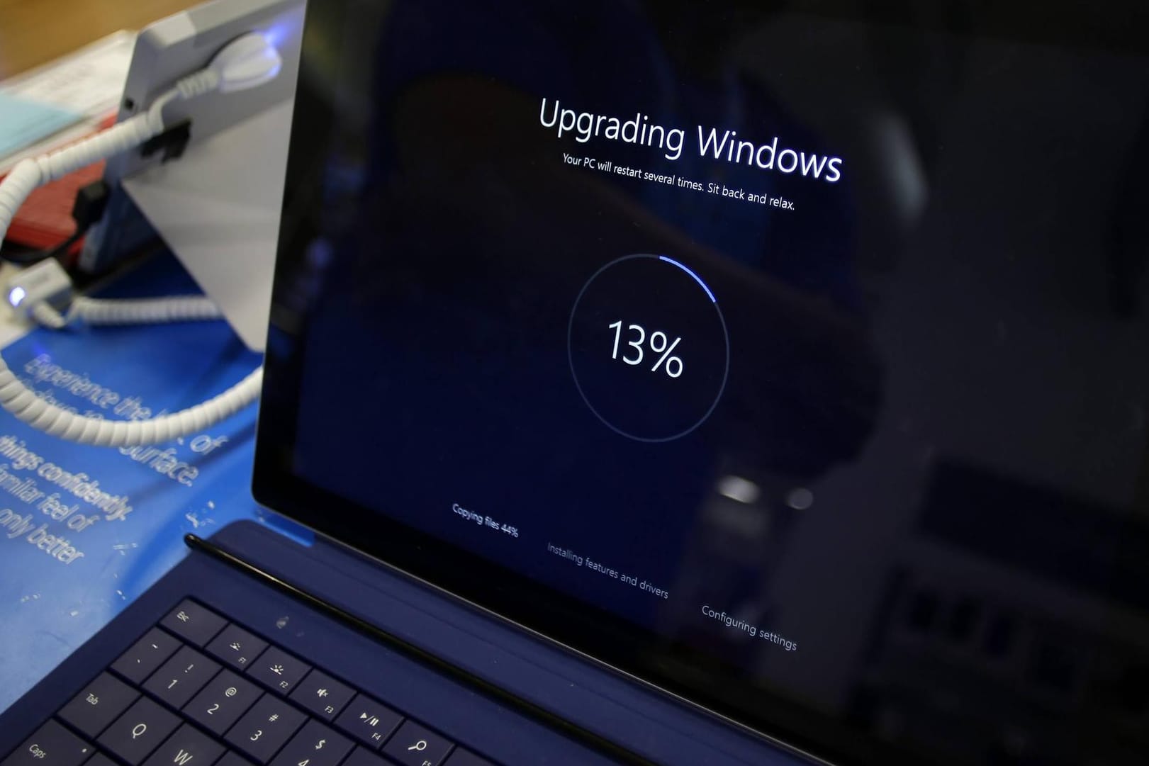 Ein Computer, auf dem gerade ein Windows-Upgrade ausgeführt wird: Bei Installationen verlangt Windows jetzt eine Online-Registrierung.