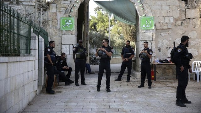 Israelische Polizisten stehen auf dem Gelände der Al-Aksa-Moschee in der Altstadt von Jerusalem (Archiv). Israelische Polizisten stehen auf dem Gelände der Al-Aksa-Moschee in der Altstadt von Jerusalem (Archiv).