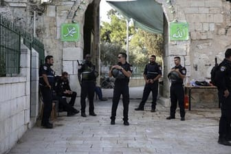 Israelische Polizisten stehen auf dem Gelände der Al-Aksa-Moschee in der Altstadt von Jerusalem (Archiv).