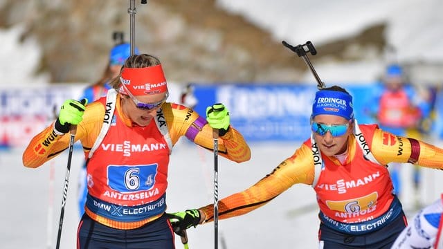Franziska Preuss (r) bei der Übergabe an Staffel-Schlussläuferin Denise Herrmann.