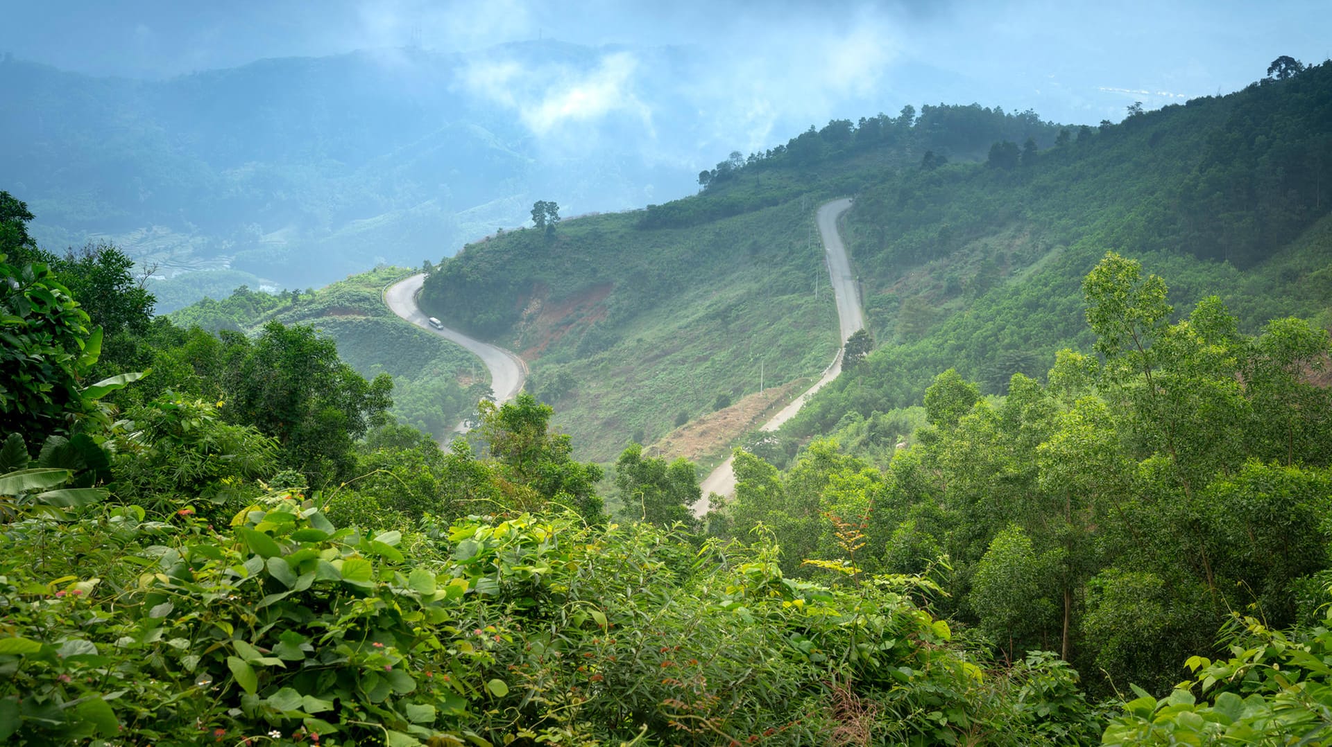 Eine Bergstraße in Vietnam (Symbolbild): Das Paar kam bei einem Unfall auf einer solchen Straße in der Provinz Kon Tum ums Leben.