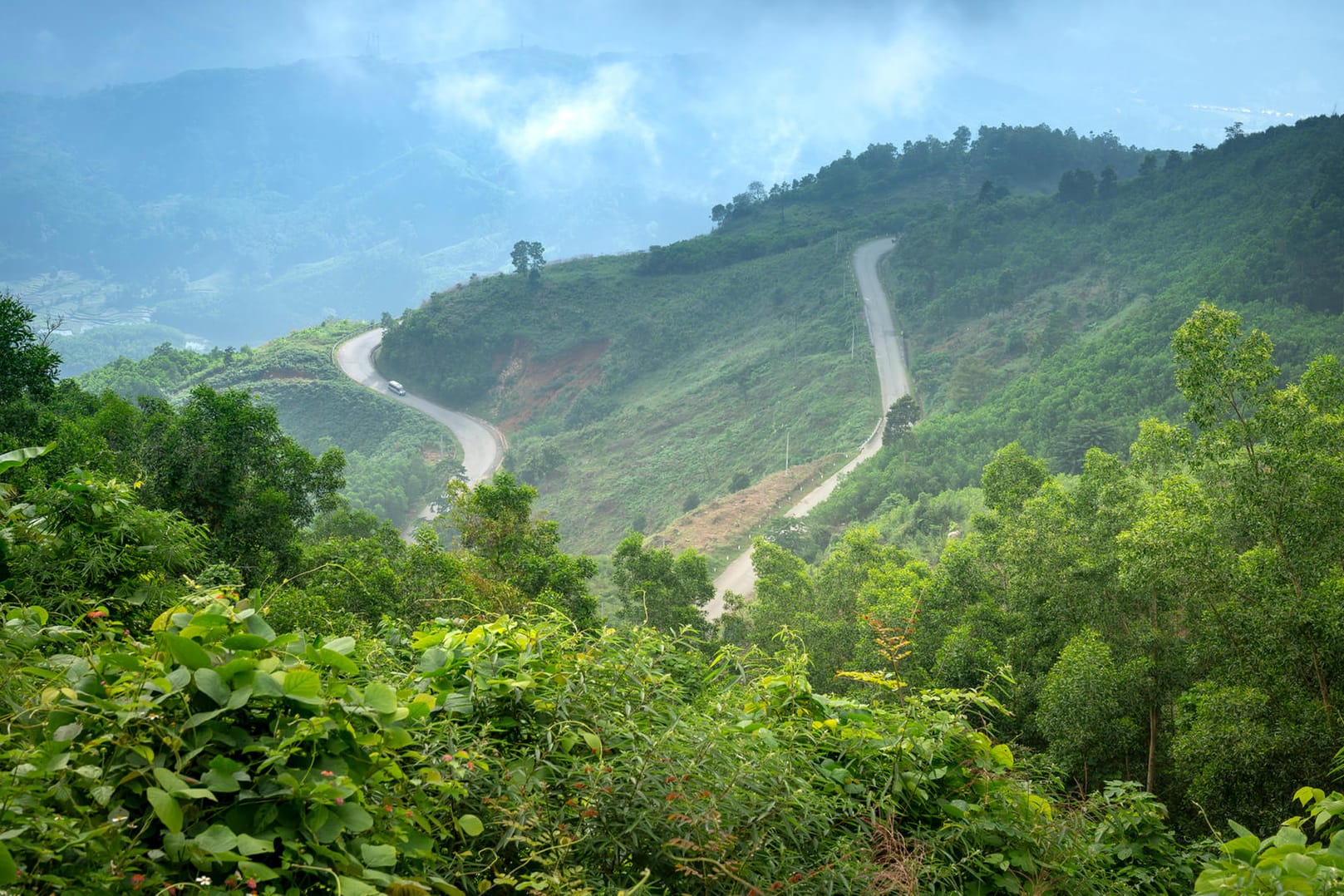 Eine Bergstraße in Vietnam (Symbolbild): Das Paar kam bei einem Unfall auf einer solchen Straße in der Provinz Kon Tum ums Leben.