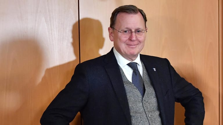 Bodo Ramelow steht lachend im Thüringer Landtag: Der frühere Ministerpräsident soll Anfang März erneut zum Ministerpräsidenten gewählt werden.