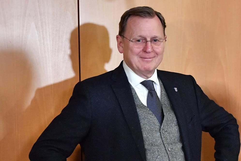 Bodo Ramelow steht lachend im Thüringer Landtag: Der frühere Ministerpräsident soll Anfang März erneut zum Ministerpräsidenten gewählt werden.