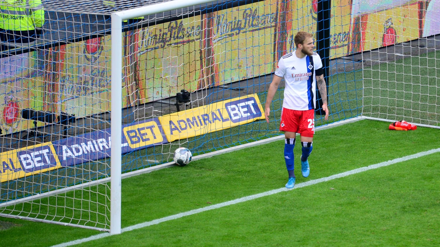 Hamburgs Letschert alleine nach einem Tor des FC St. Pauli.