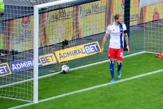 Hamburgs Letschert alleine nach einem Tor des FC St. Pauli.