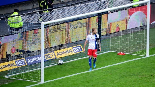 Der HSV um Timo Letschert verlor auch das zweite Hamburger Derby der Saison. Der HSV um Timo Letschert verlor auch das zweite Hamburger Derby der Saison.