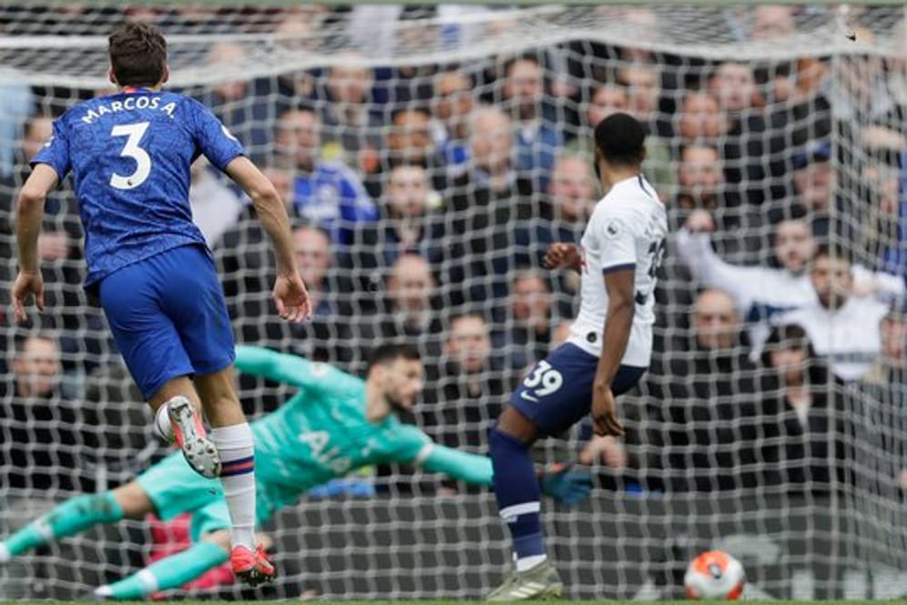 Chelseas Marcos Alonso (l) erzielt das zweite Tor für sein Team gegen Tottenham Hotspur.