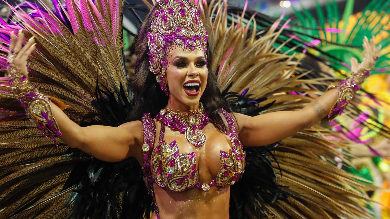 Eine Tänzerin der Sambaschule Barroca Zona Sul in São Paulo: In Brasilien hat die Hochphase des Karnevals begonnen.