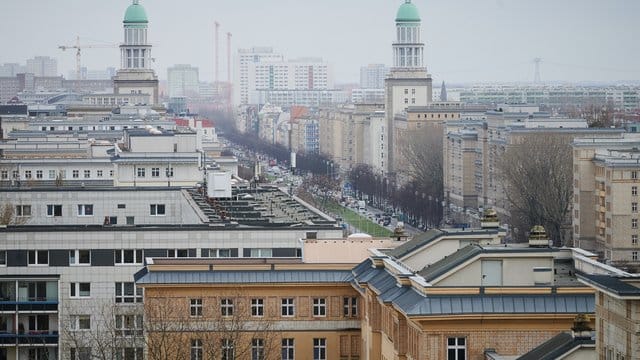 Ein Blick über die Karl-Marx-Allee in Berlin.