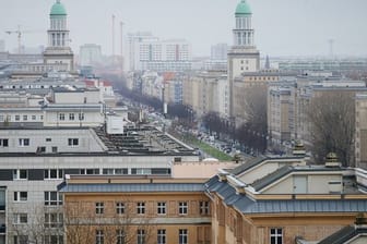 Ein Blick über die Karl-Marx-Allee in Berlin.