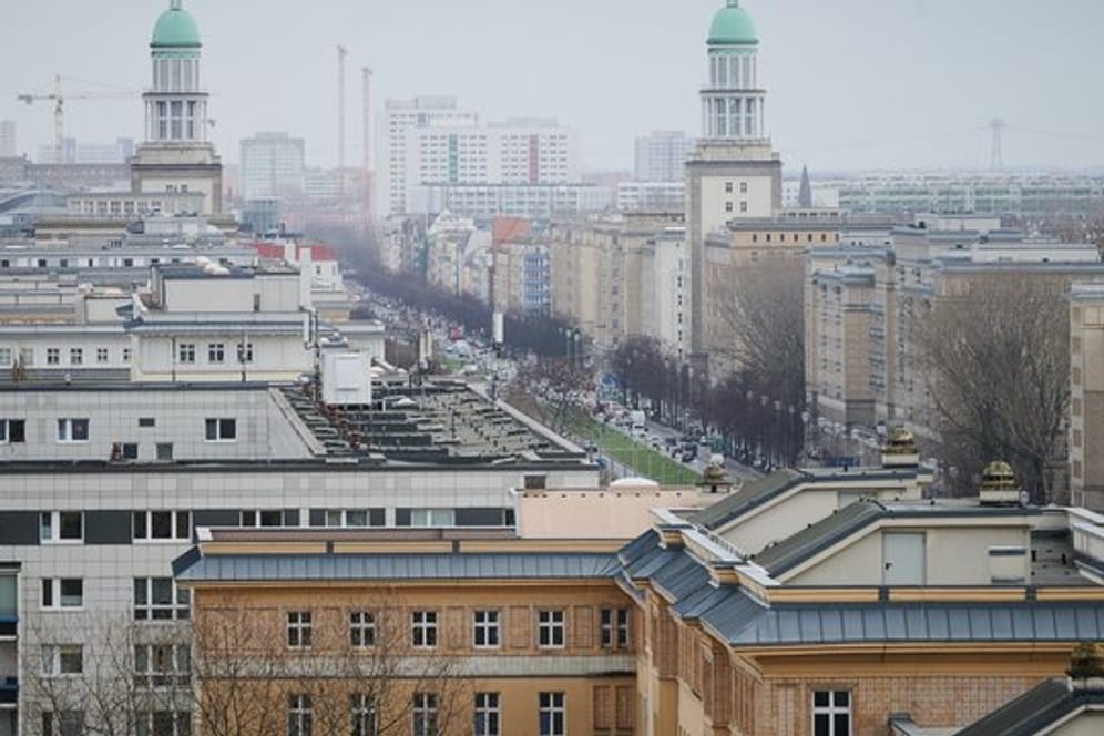 Ein Blick über die Karl-Marx-Allee in Berlin.