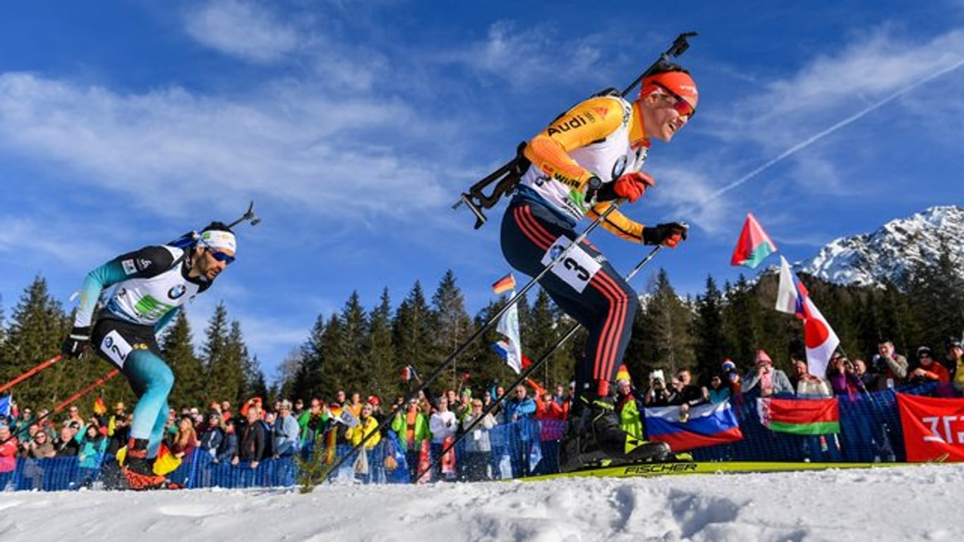 Zwischenzeitlich hatte Philipp Horn (r) vor Martin Fourcade aus Frankreich sogar geführt.