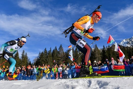 Zwischenzeitlich hatte Philipp Horn (r) vor Martin Fourcade aus Frankreich sogar geführt.